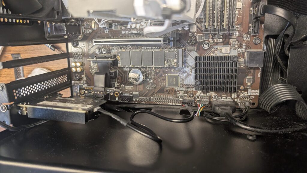 PCIe延長ケーブルににGLOTRENDS AC1200 WiFi 5 PCIeカードの本体を刺して、マザーボードに刺した画像